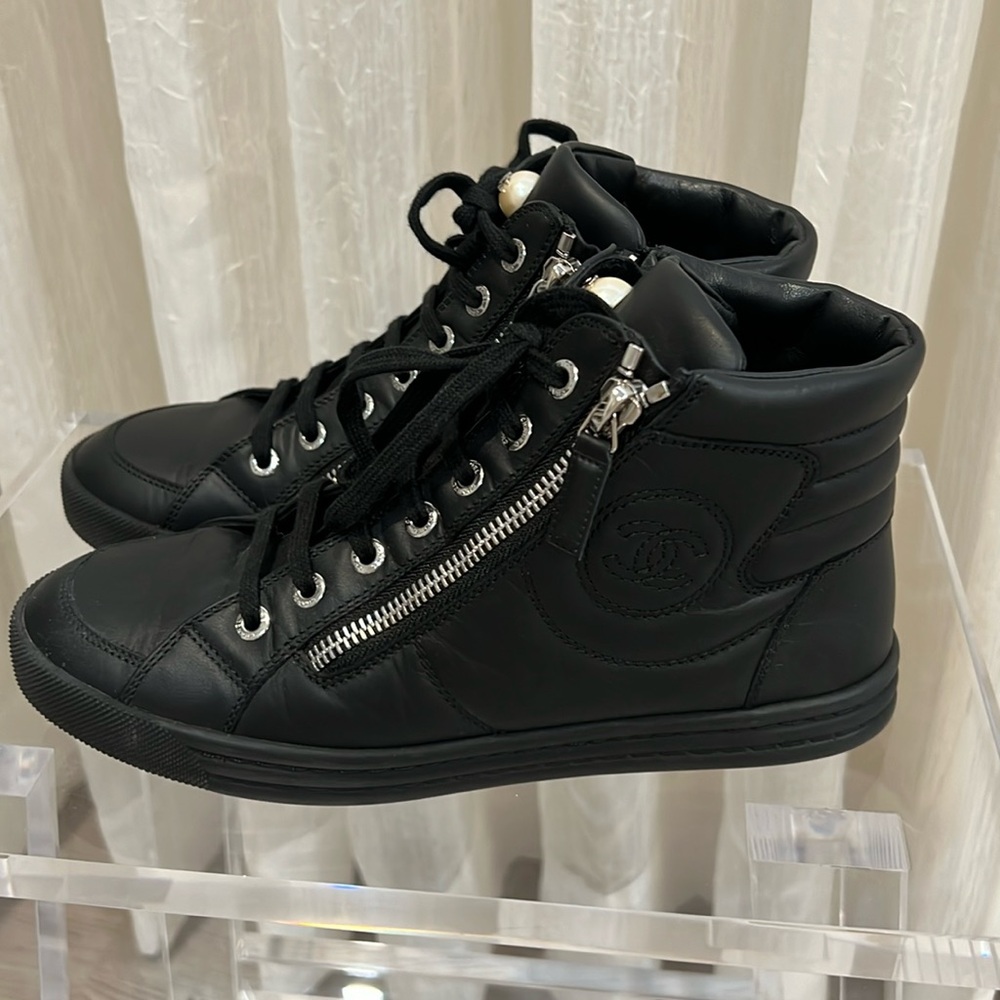 CHANEL sneakers with pearl